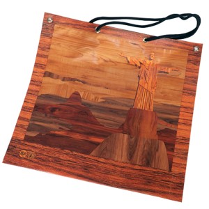 Bolsa Design Exclusivo - Marchetaria Lona de PVC, Bolsa de Lona Plástica 45x50 cm. Impressão UV a 4/0 cores.  Corte reto. Bolsa artesanal sem costura, sem cola e com alça/cordão 100% algodão. Simulação resgastando o artesanato de madeira chamado de Marchetaria.